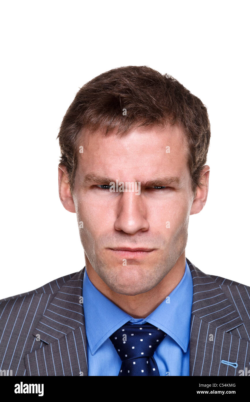 Photo d'un homme avec une expression de colère sur son visage, portrait isolé sur un fond blanc. Partie d'une série. Banque D'Images