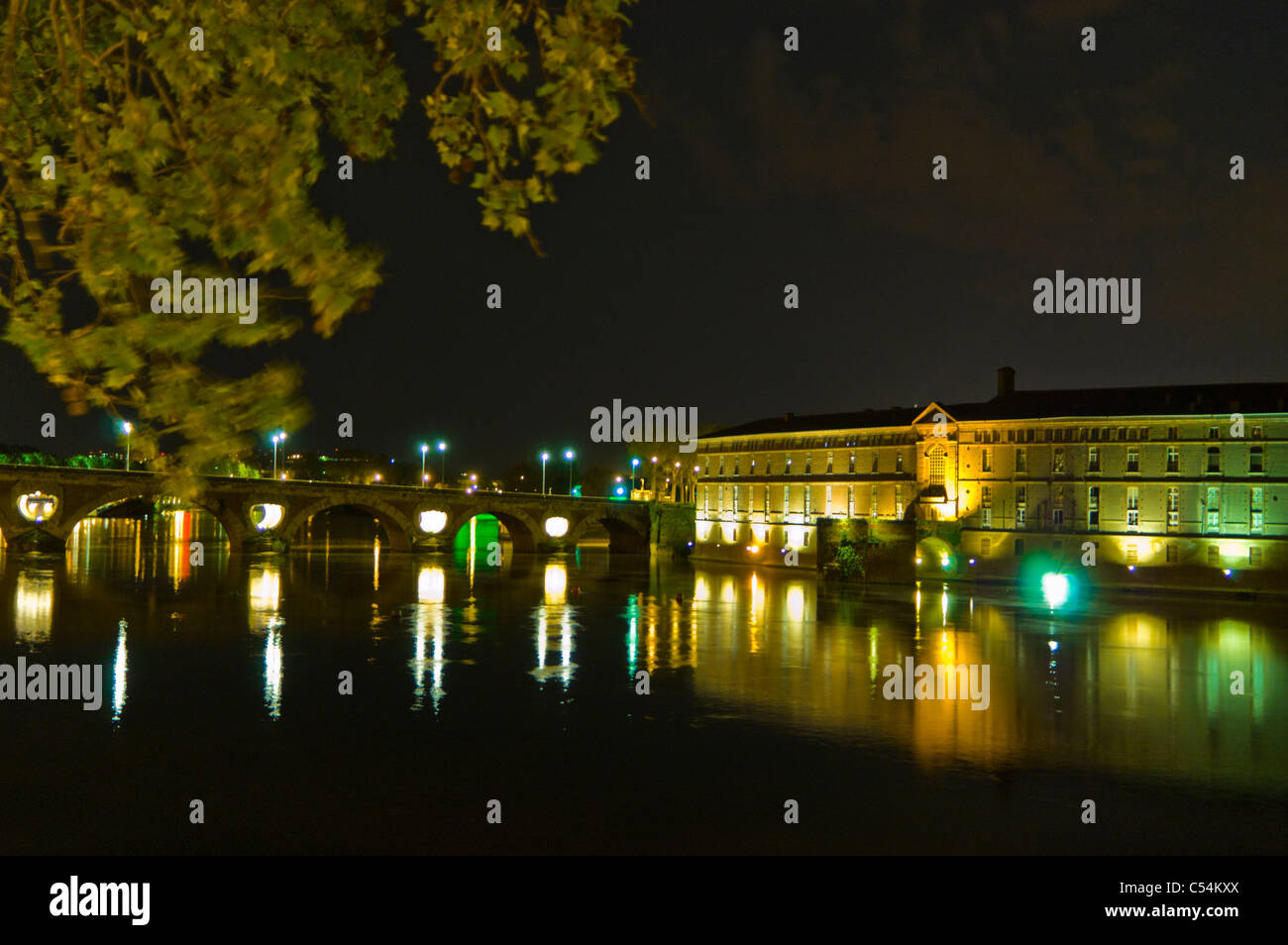 Toulouse, France, paysage urbain, Panorama du Centre-ville à partir de la Garonne dans la nuit Banque D'Images