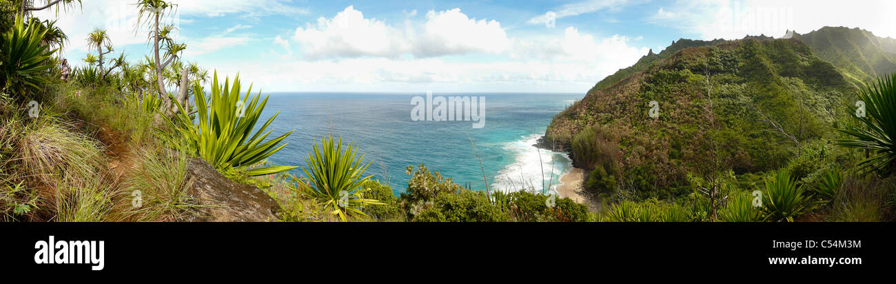 Vue panoramique sur la côte de Na Pali du 11-mile Kalalau trail, Kauai, Hawaï. Banque D'Images