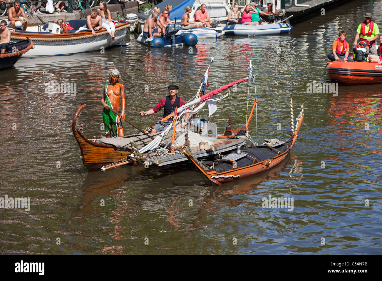 Les Pays-Bas, Amsterdam, bateau à voile, événement célébré tous les 5 ans. Voile de 2010. Parade de bateaux Canal contre-culturelle. Banque D'Images