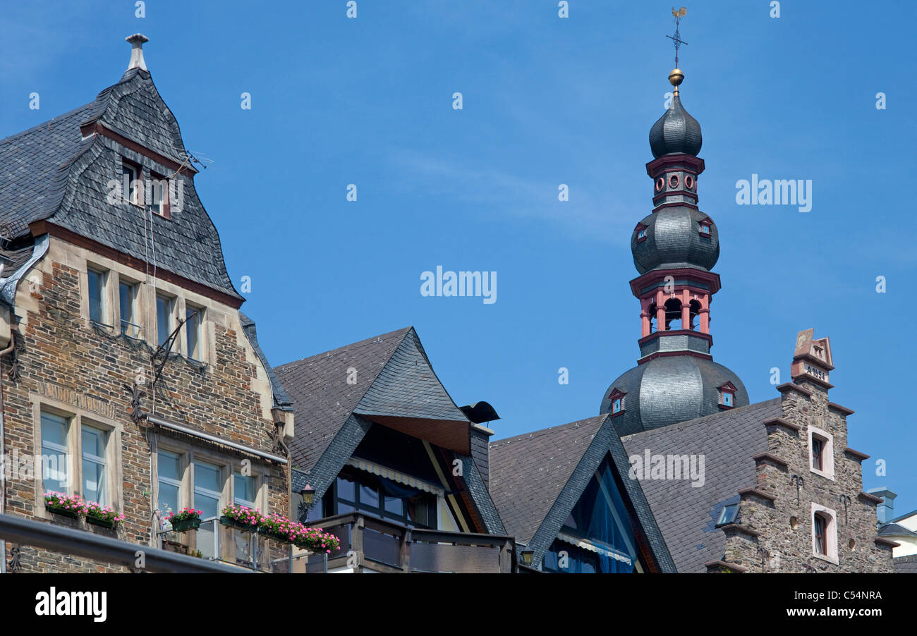 Giebel von alten Moselhaeusern, Sankt Martin Kirche, Cochem, toits à pignon, maisons anciennes à la promenade, l'église Saint Martin Banque D'Images