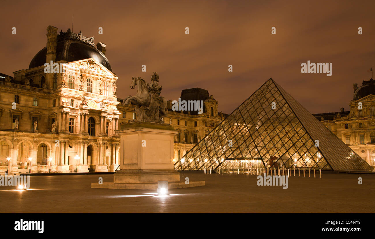 Paris - Louvre dans la nuit Banque D'Images