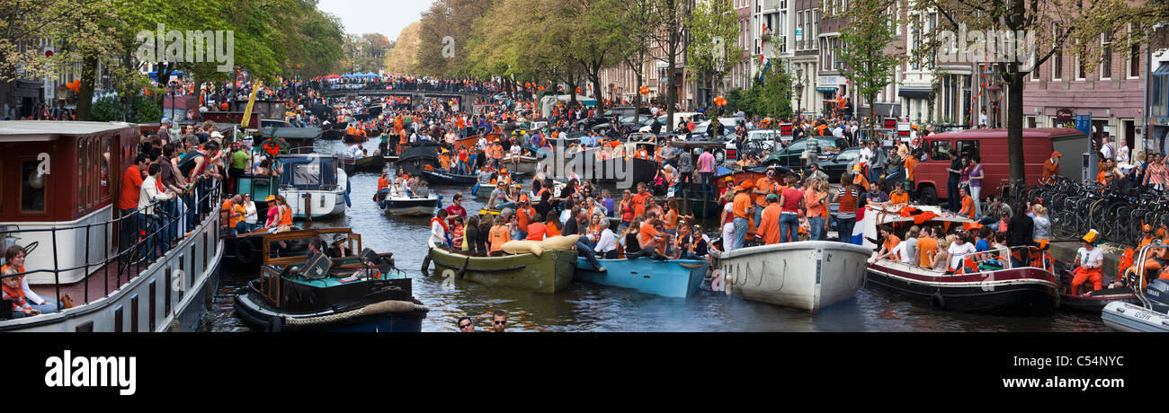Les Pays-Bas, Amsterdam. Kingsday, 27 avril, est un unique nuit et jour carnival comme événement. Défilé du canal. Banque D'Images