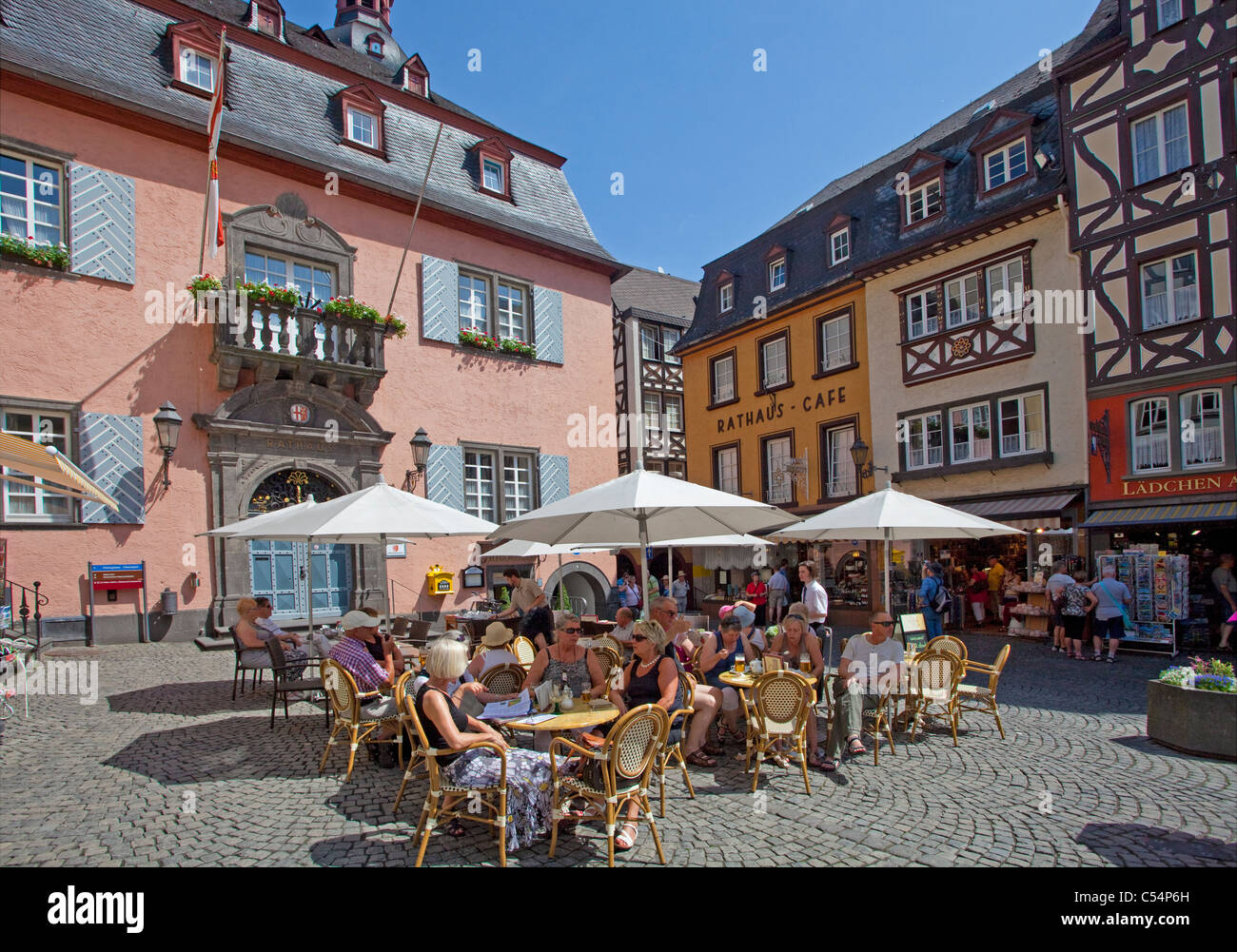Strassencafe vor dem Rathaus Am Marktplatz, Cochem, café de la rue en face de l'hôtel de ville sur la place du marché vieille ville Banque D'Images