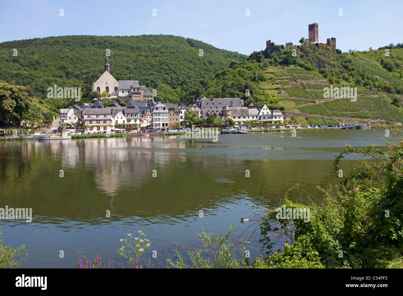 Le village de Beilstein, à droite de la forteresse ruine Metternich, Mosel River, Moselle, Rhénanie-Palatinat, Allemagne, Europe Banque D'Images