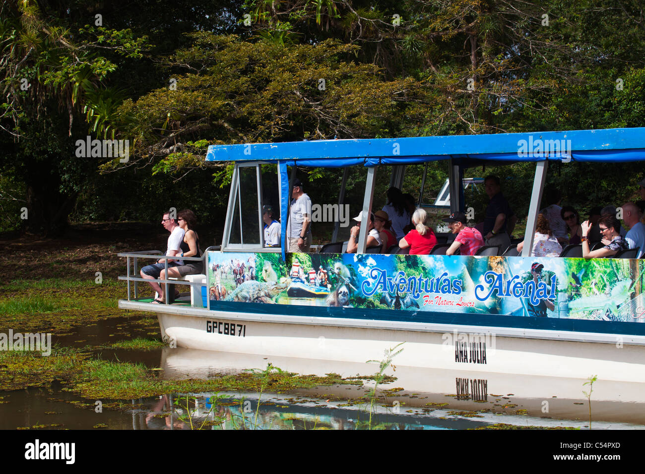 L'écotourisme l'écotourisme 50 + sur une excursion en bateau dans la jungle tropicale et rainforest Rio Frio Los Chiles Banque D'Images