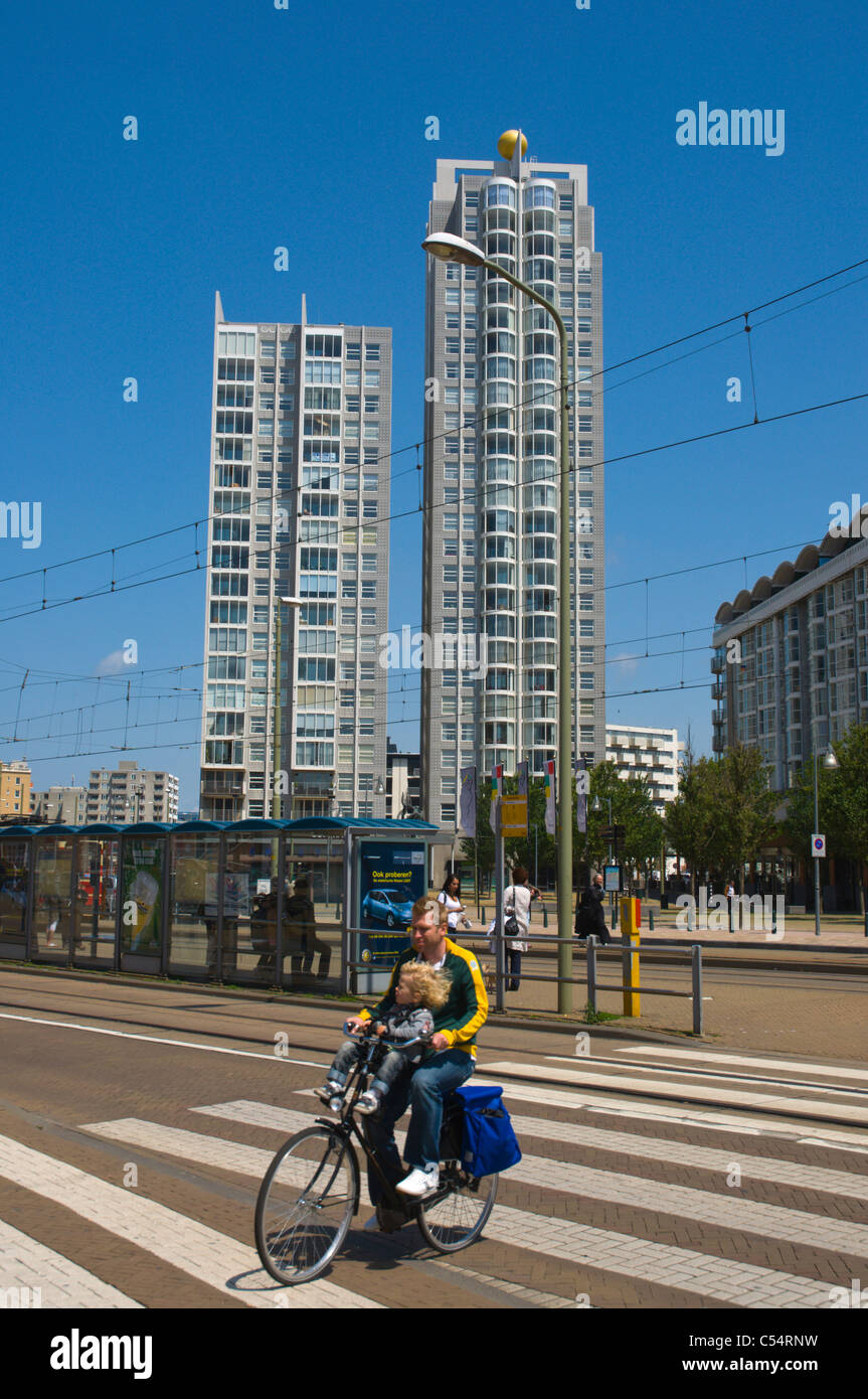 Père et fils le Palaceplein vélo square Scheveningen Den Haag La Haye, dans la province de la Hollande-méridionale Pays-Bas Europe Banque D'Images