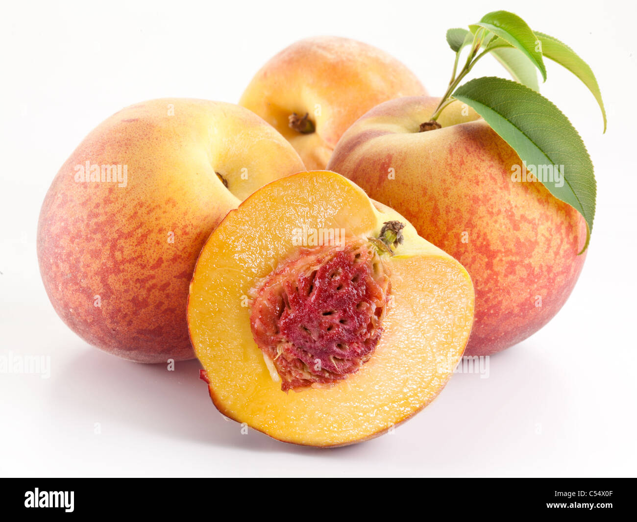 Fruits pêche mûre avec des feuilles et des tranches sur fond blanc. Banque D'Images