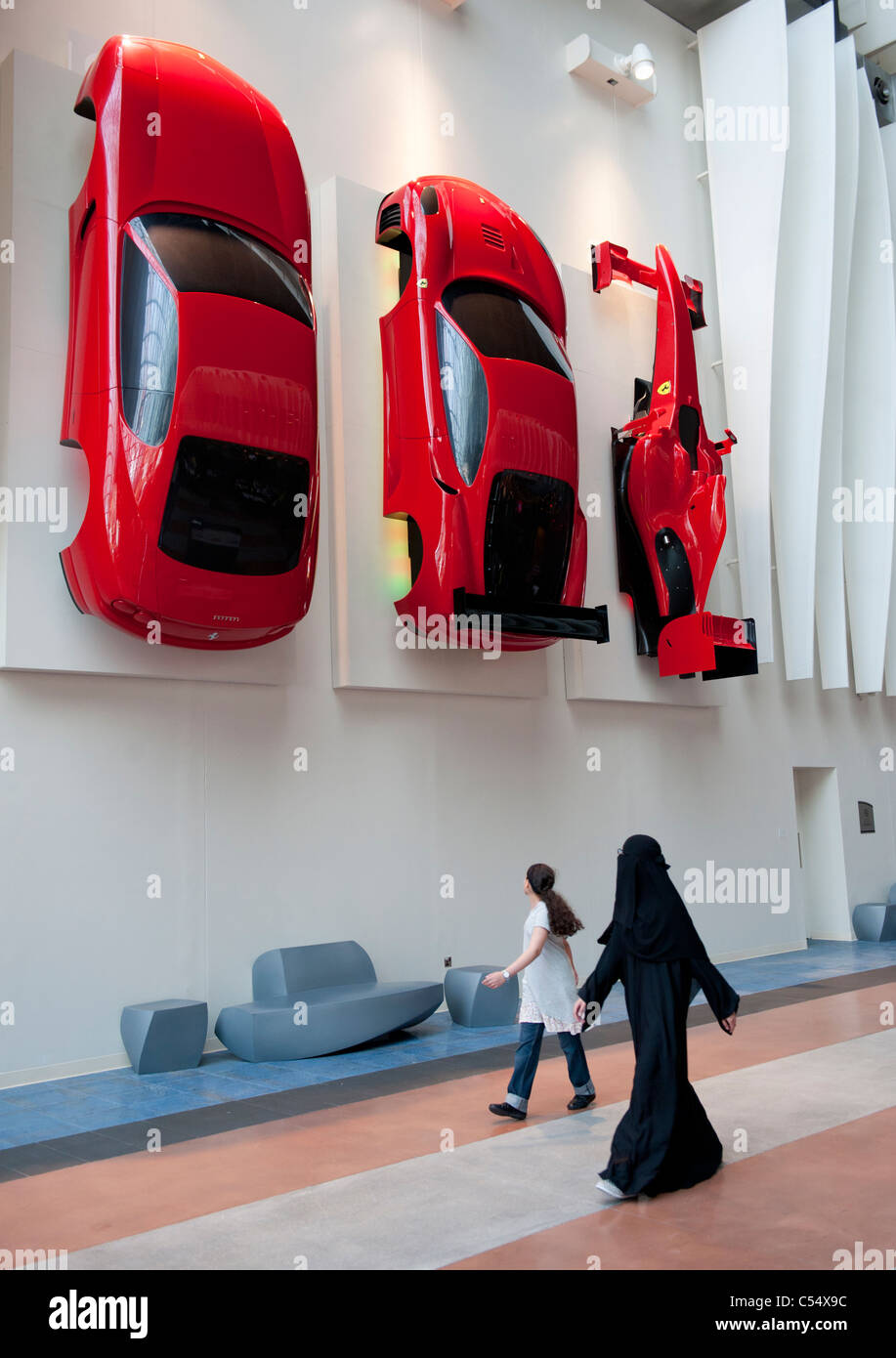 Le parc à thème Ferrari World à Abu Dhabi ÉMIRATS ARABES UNIS Emirats Arabes Unis Banque D'Images