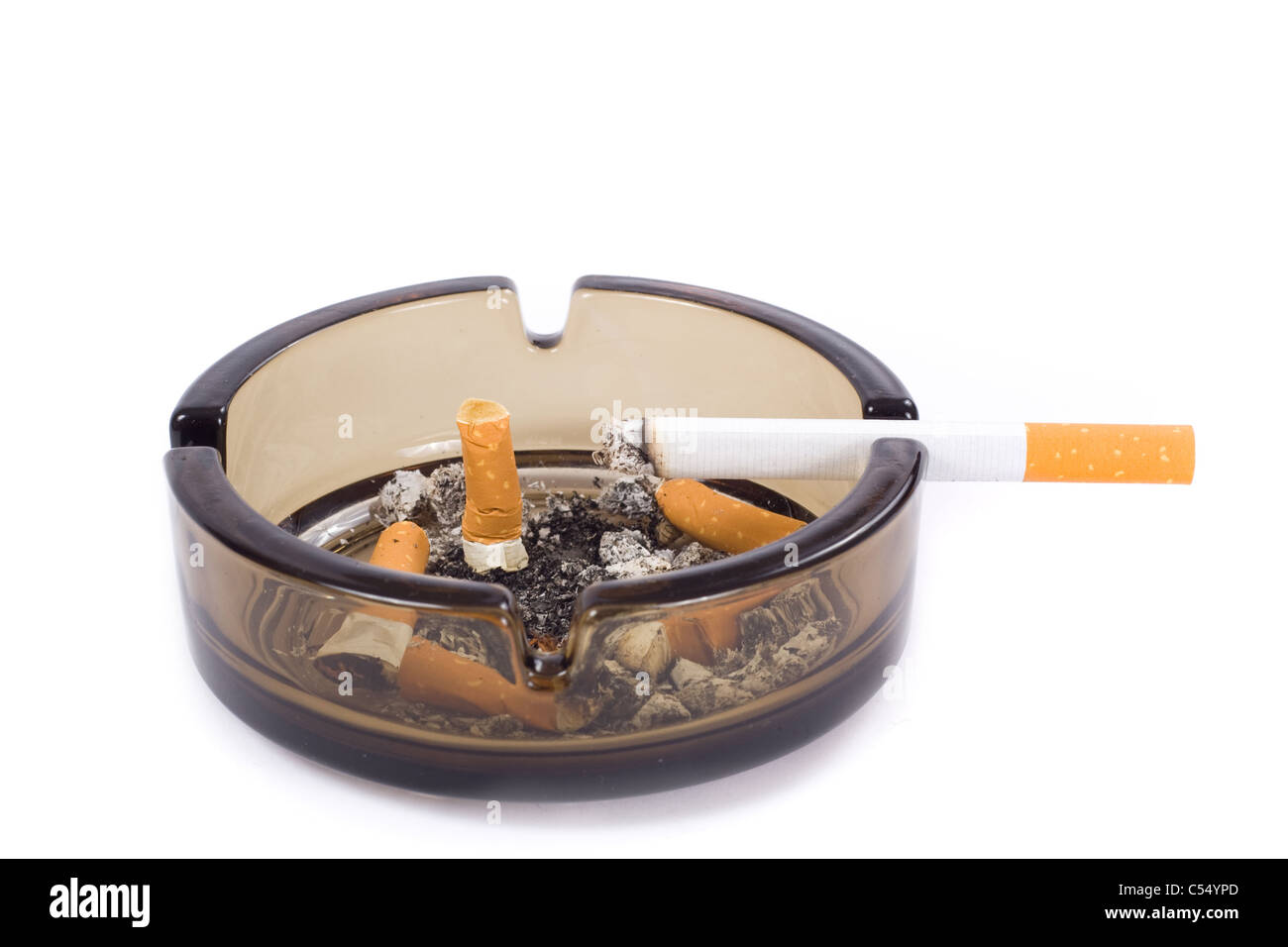 Un flithy cendres en verre-tray, photo sur le fond blanc Banque D'Images