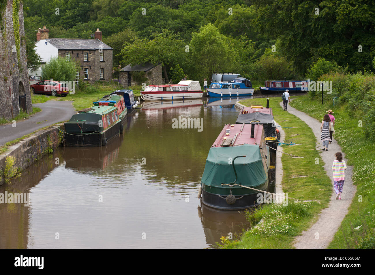 Les randonneurs à pied de halage sur Monmouthshire et Brecon Canal près de village du sud du Pays de Galles Powys Personnalités UK Banque D'Images