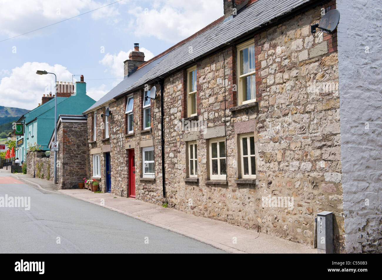 Maisons mitoyennes de style victorien traditionnel dans le village de Powys Personnalités South Wales UK Banque D'Images