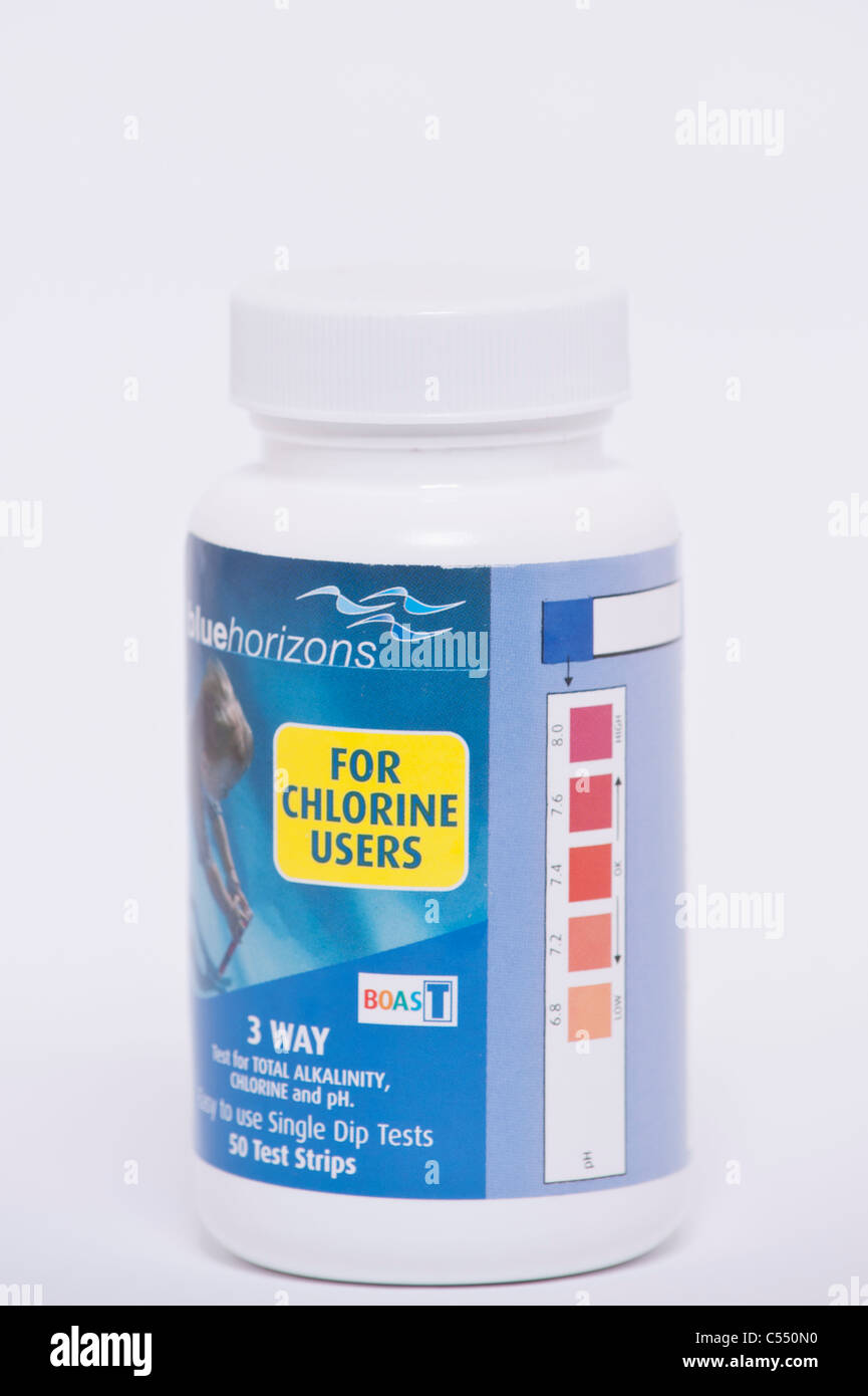 Une baignoire de tremper les bandelettes de test de dépistage pour le test d'une piscine pour le chlore et les niveaux de pH et l'alcalinité sur fond blanc Banque D'Images