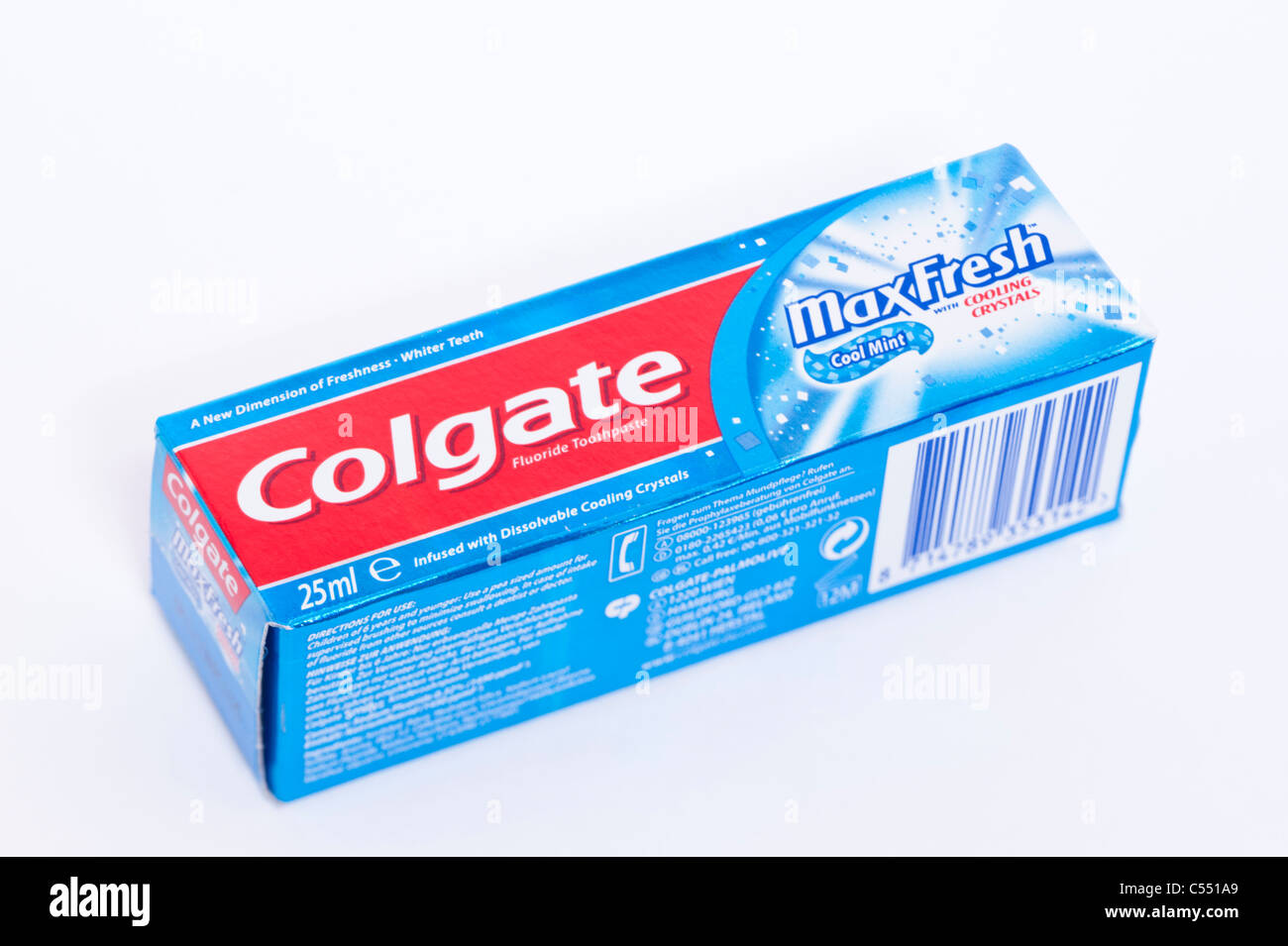 Un pack de dentifrice au fluorure Colgate sur fond blanc Banque D'Images