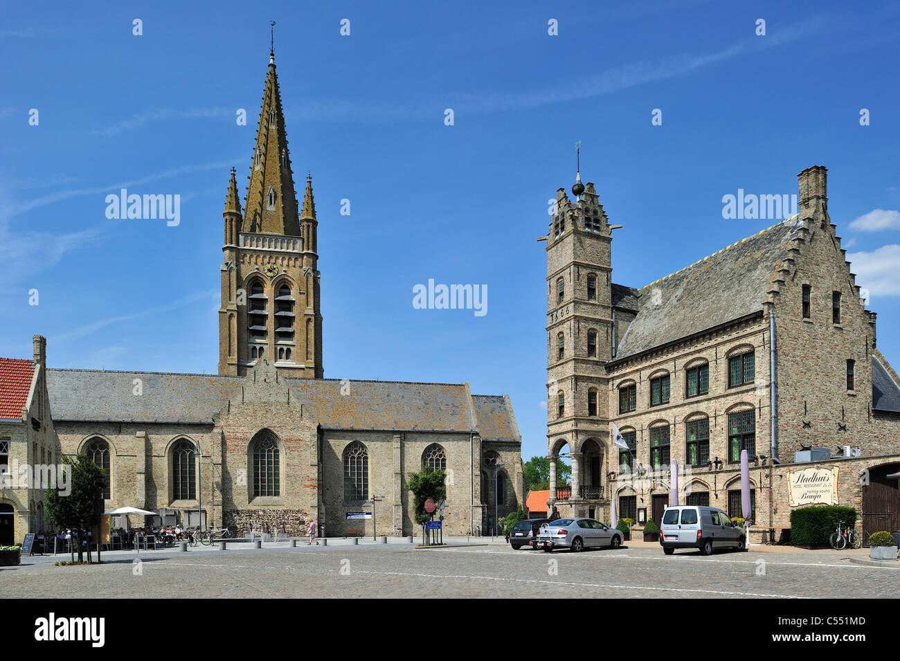 L'église Saint Pierre et l'ancien hôtel de ville avec beffroi de Lo, Lo-Reninge, Belgique Banque D'Images