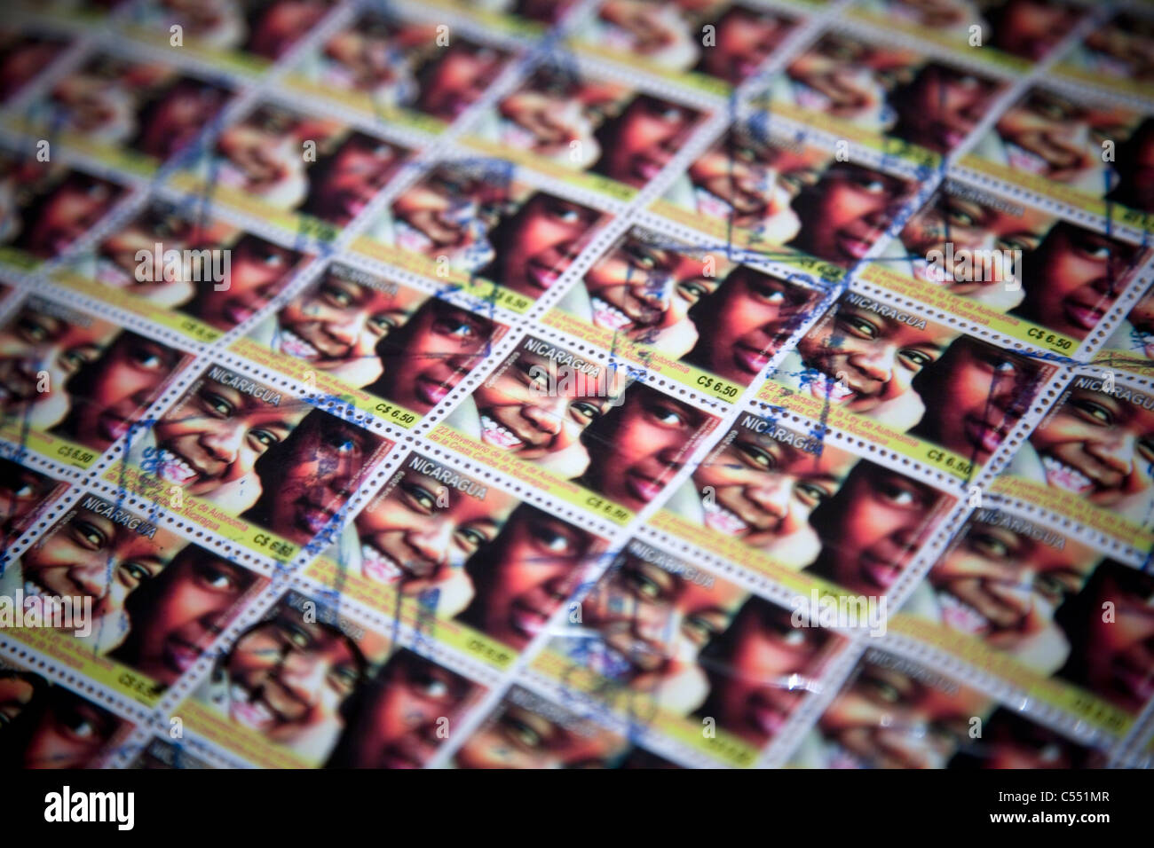 Timbres mettant en vedette les visages de deux enfants sur une parcelle du Nicaragua dans le centre de l'Amérique latine Banque D'Images