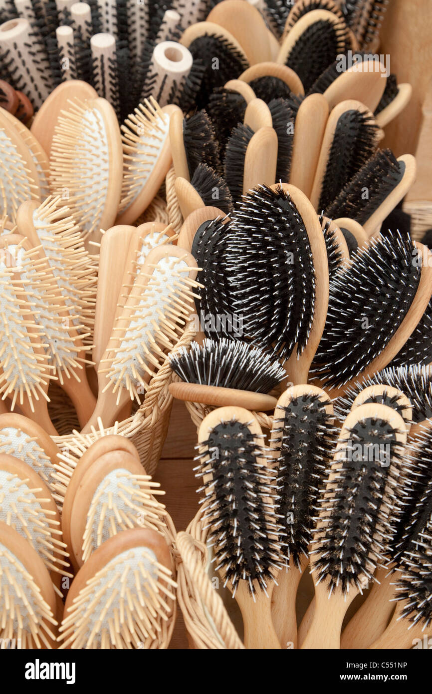 Brosses à cheveux avec les poils naturels - Haarbürsten Naturborsten mit Banque D'Images