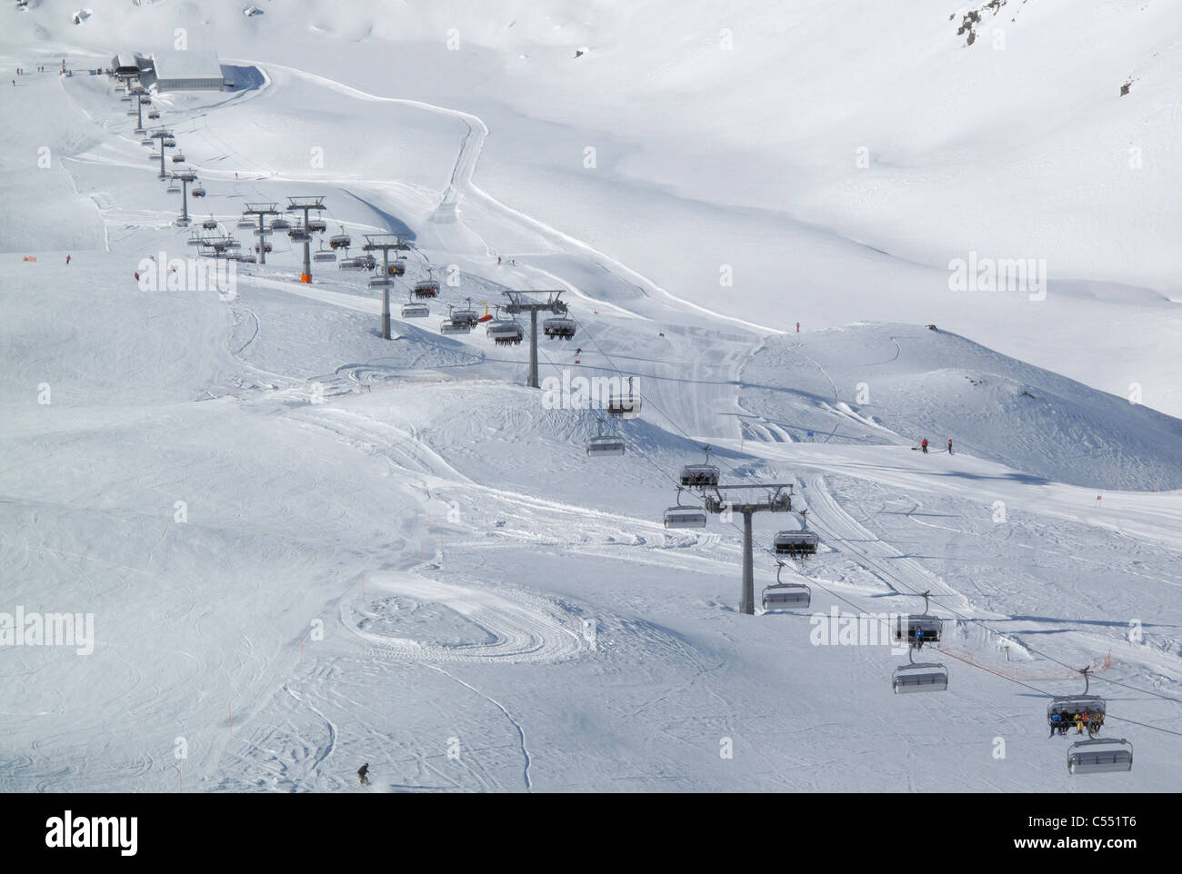 Un télésiège sur une piste de ski dans la station de ski de Valtournenche dans les Alpes italiennes Banque D'Images