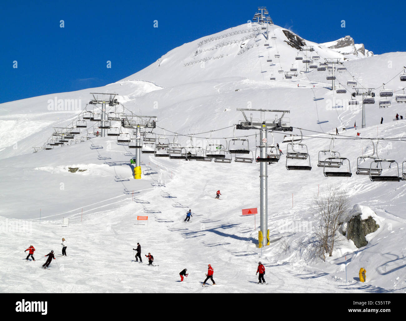 Un télésiège sur une piste de ski dans la station de ski de Cervinia dans les Alpes italiennes Banque D'Images