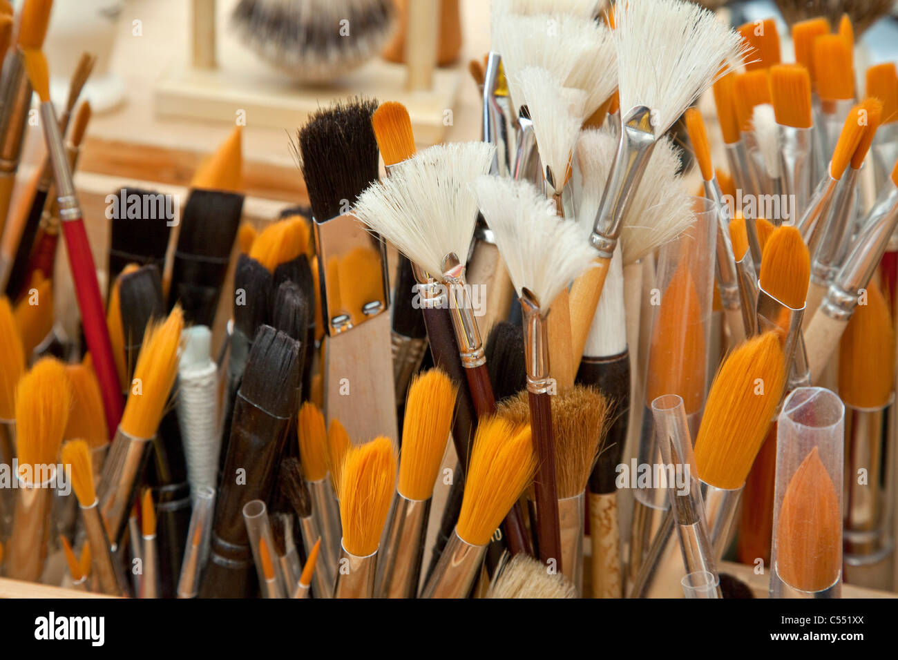 De nombreuses différentes brosses de poils différents - Viele verschiedene Pinsel dans Tierhaaren aus Banque D'Images