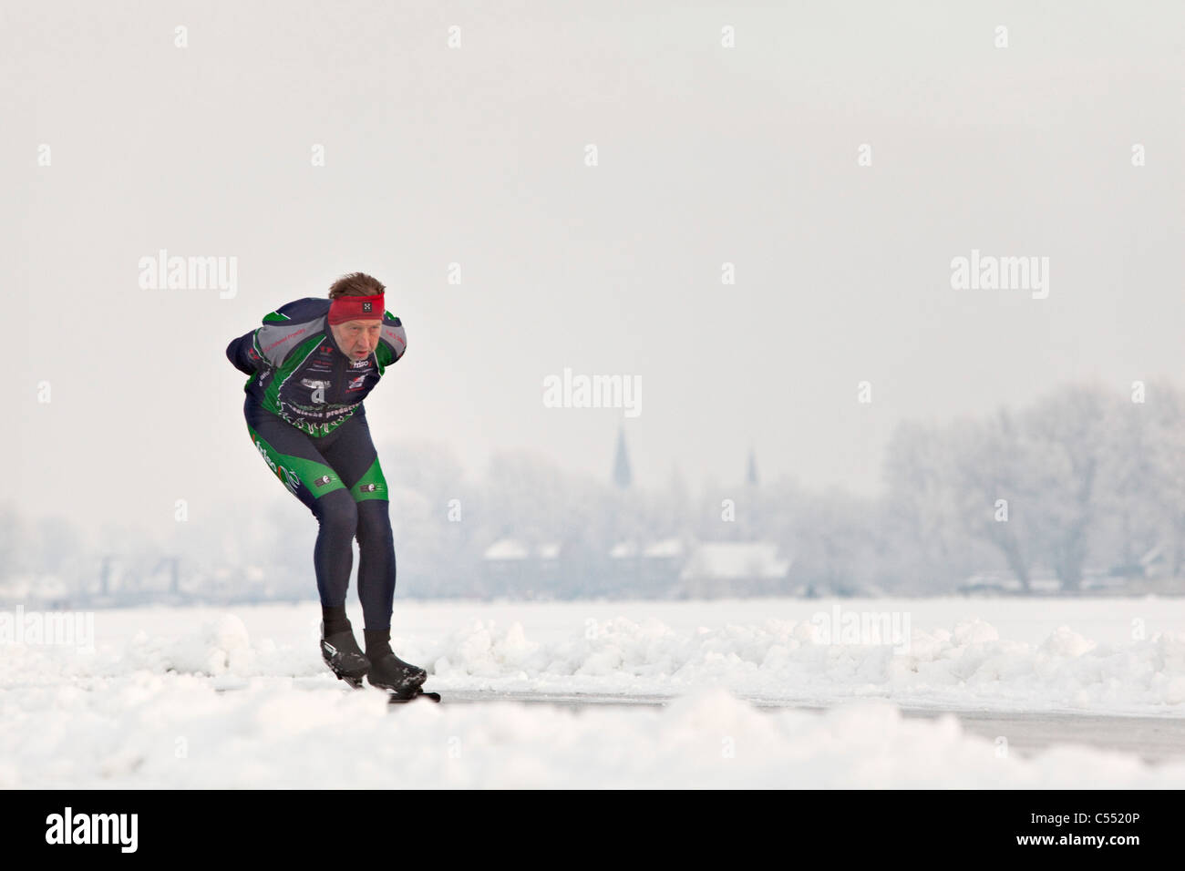 Les Pays-Bas, Gaastmeer, patinage sur glace d'un lac dans un paysage de neige et de gel. Banque D'Images