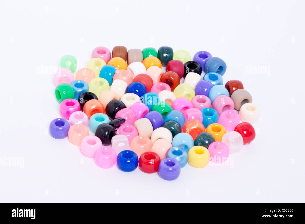 Une sélection de perles de couleur sur fond blanc Banque D'Images