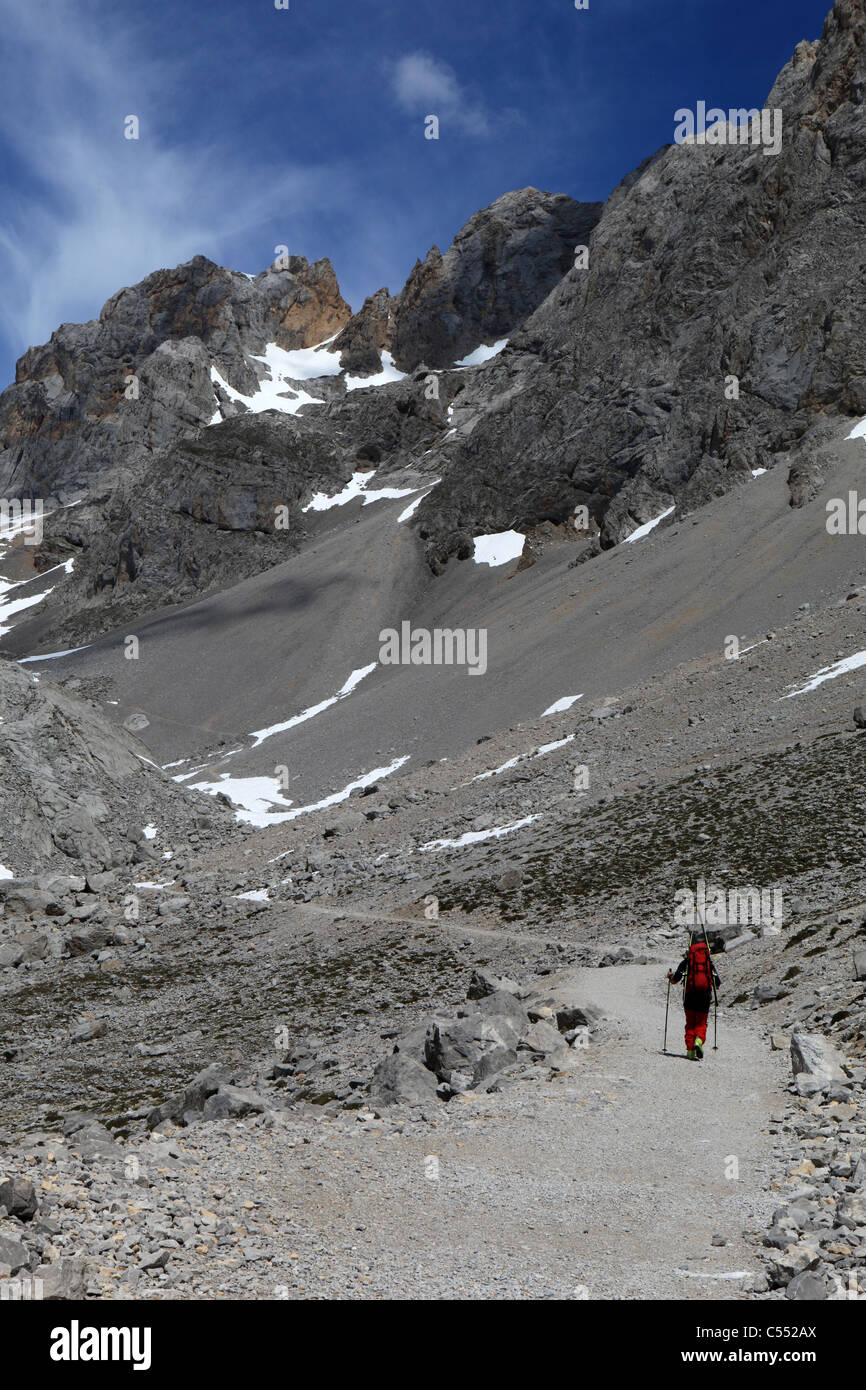 La Vueltona pied skieur [chemin], Los Urrieles, le bloc central de la Picos de Europa [calcaire] montagnes en Cantabrie Banque D'Images