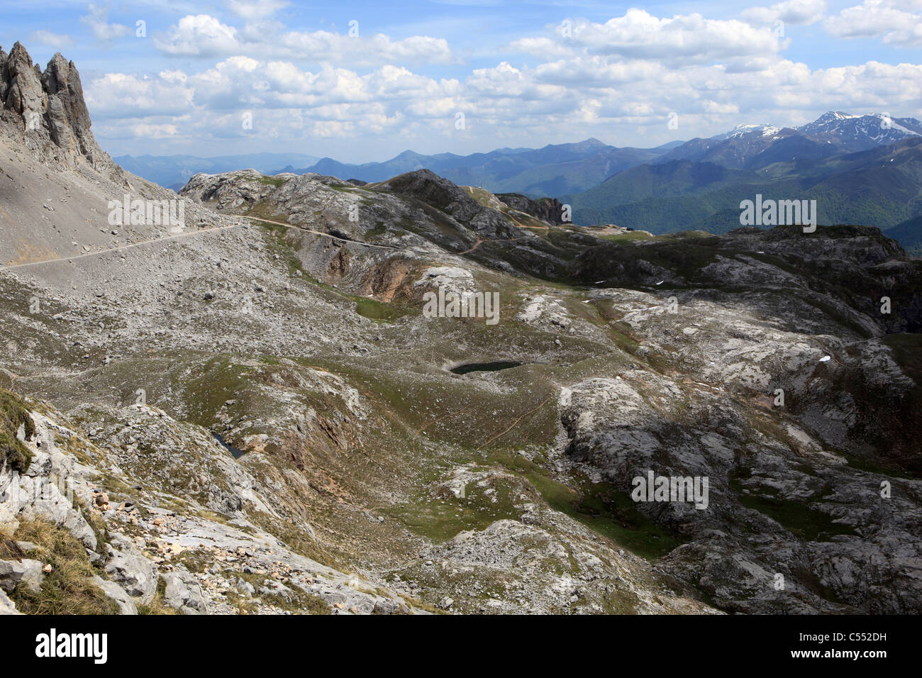 Vue d'une partie de Los Urrieles, le bloc central de la Picos de Europa [calcaire] montagnes de Cantabrie, dans le nord de l'Espagne Banque D'Images