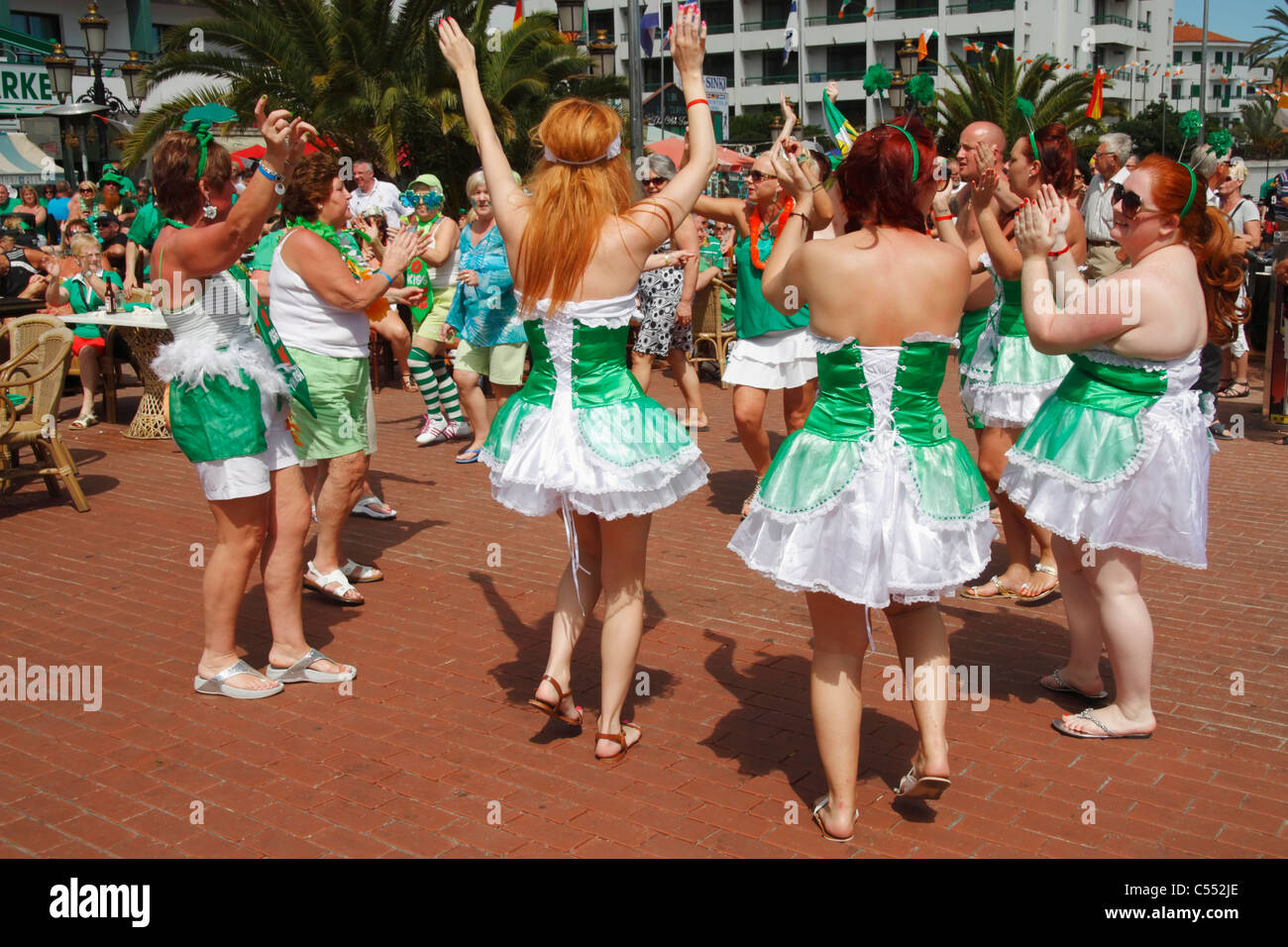 Les vacanciers irlandais célébrant St Patrick's day à l'extérieur d'un pub irlandais sur Gran Canaria dans les îles Canaries Banque D'Images