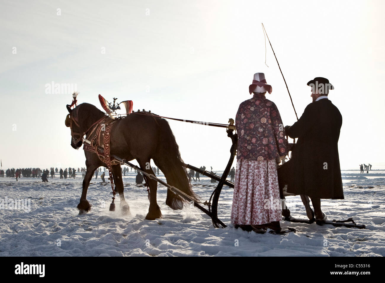 Les Pays-Bas, Hindeloopen, meubles anciens et de traîneau à cheval cheval frison. L'homme et la femme en costume traditionnel. Banque D'Images
