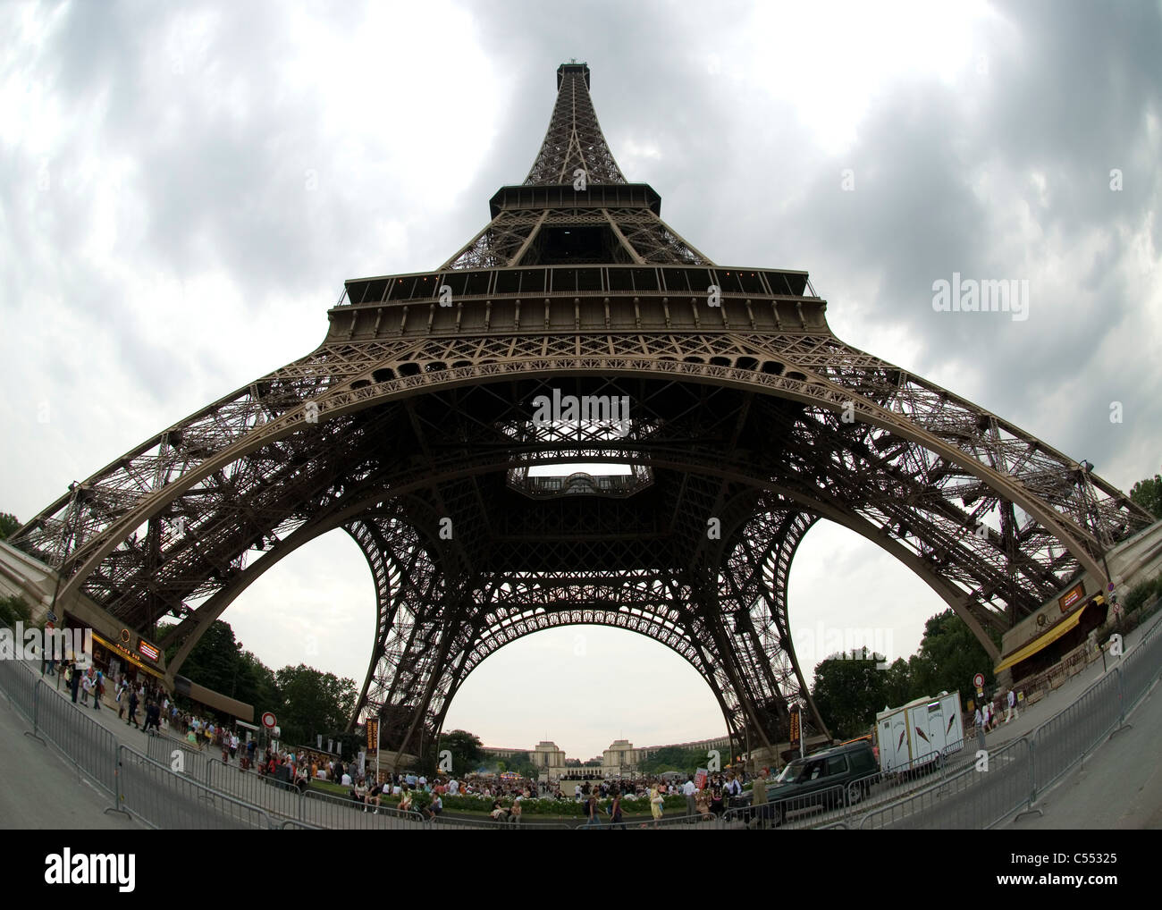 Low angle view of a Tower, Tour Eiffel, Paris, France Banque D'Images