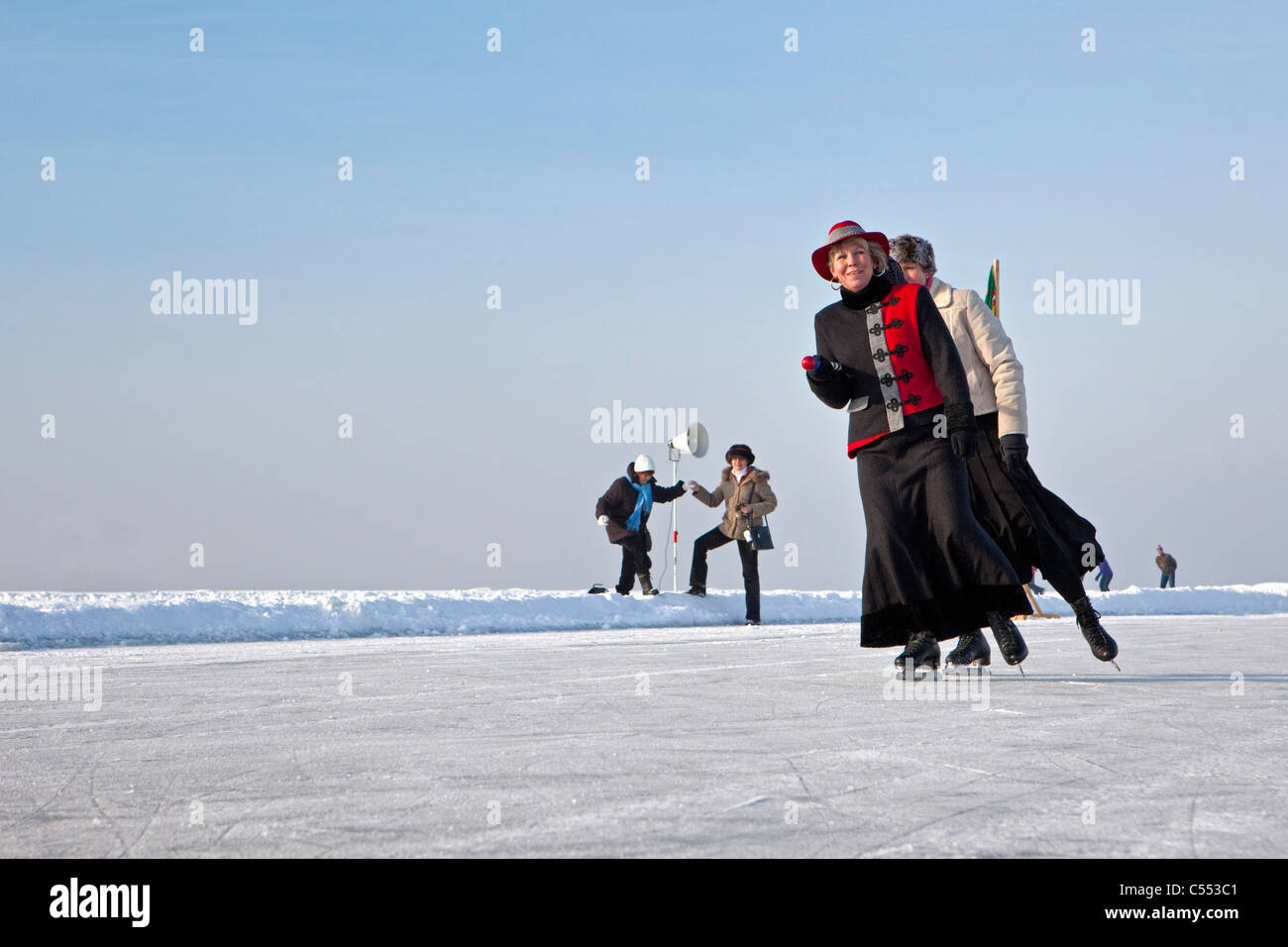 Les Pays-Bas, Hindeloopen, capitale de la culture néerlandaise de patinage. Patinage artistique (ou voile) sur le lac appelé IJsselmeer. Banque D'Images
