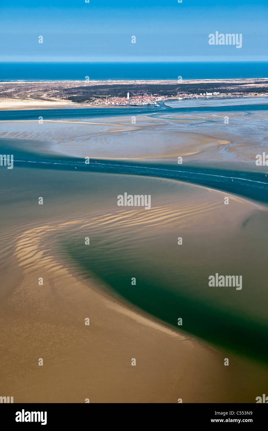 La Hollande, l'île de Terschelling, mer des Wadden. Unesco World Heritage Site. Marée basse. Village principal Terschelling West. Vue aérienne. Banque D'Images