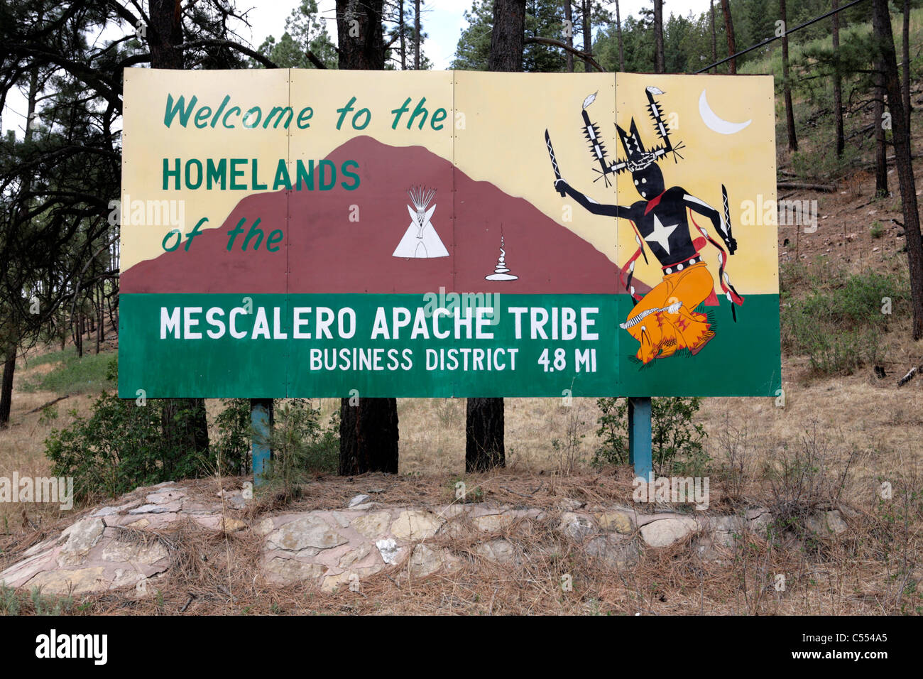 Panneau d'accueil des visiteurs à la réserve indienne apache Mescalero, Nouveau Mexique. Banque D'Images