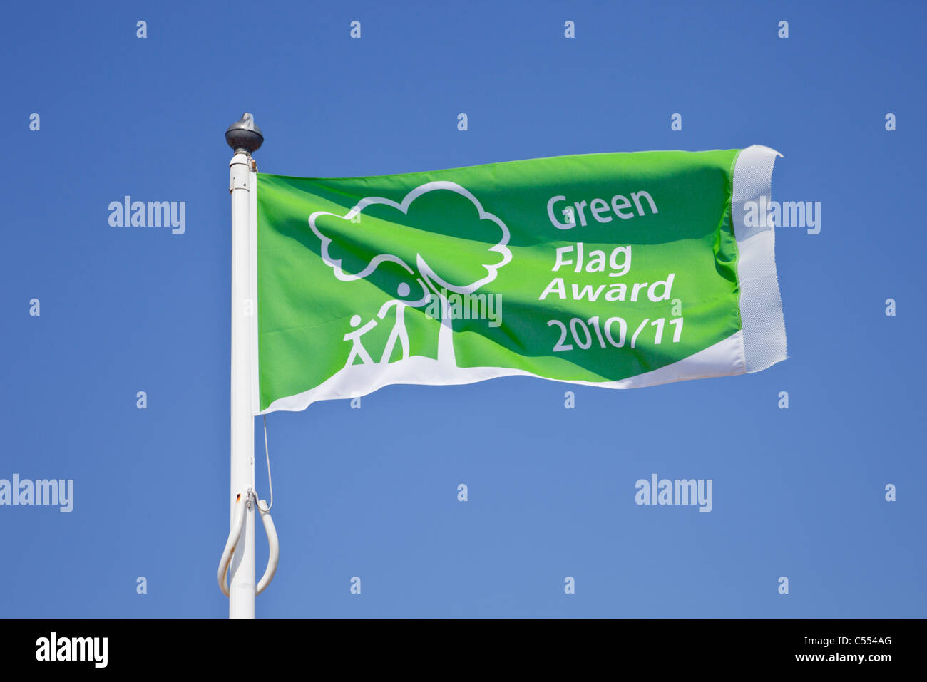 Angleterre, Royaume-Uni. Le système d'attribution du pavillon vert 2010/11 flying flag against blue sky Banque D'Images