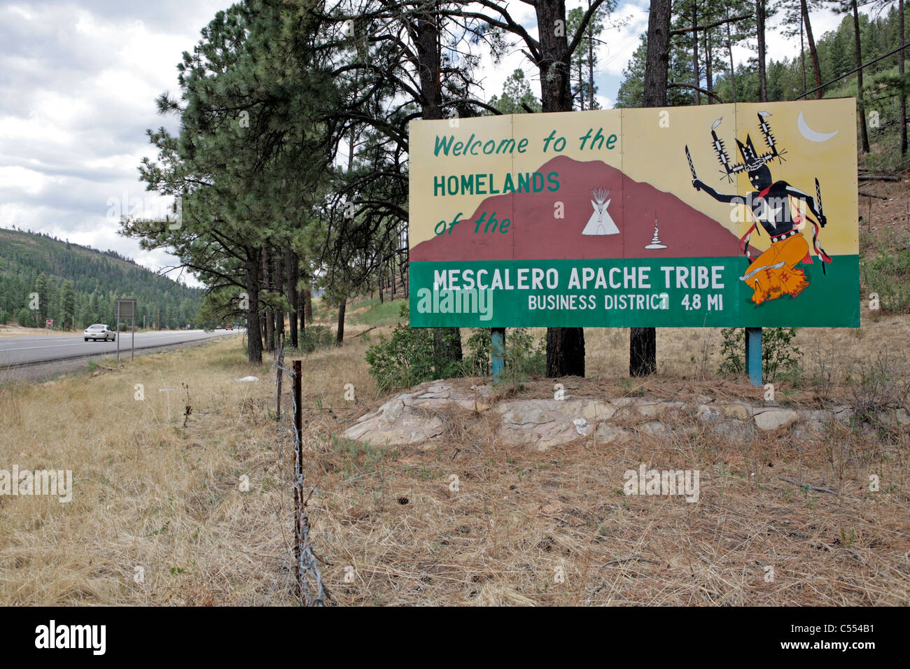Panneau d'accueil des visiteurs à la réserve indienne apache Mescalero, Nouveau Mexique. Banque D'Images