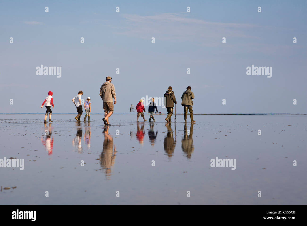 Les Pays-Bas, l'île d'Ameland, Buren, îles de la mer des Wadden. Unesco World Heritage Site. Les gens de marcher à travers les vasières. Banque D'Images