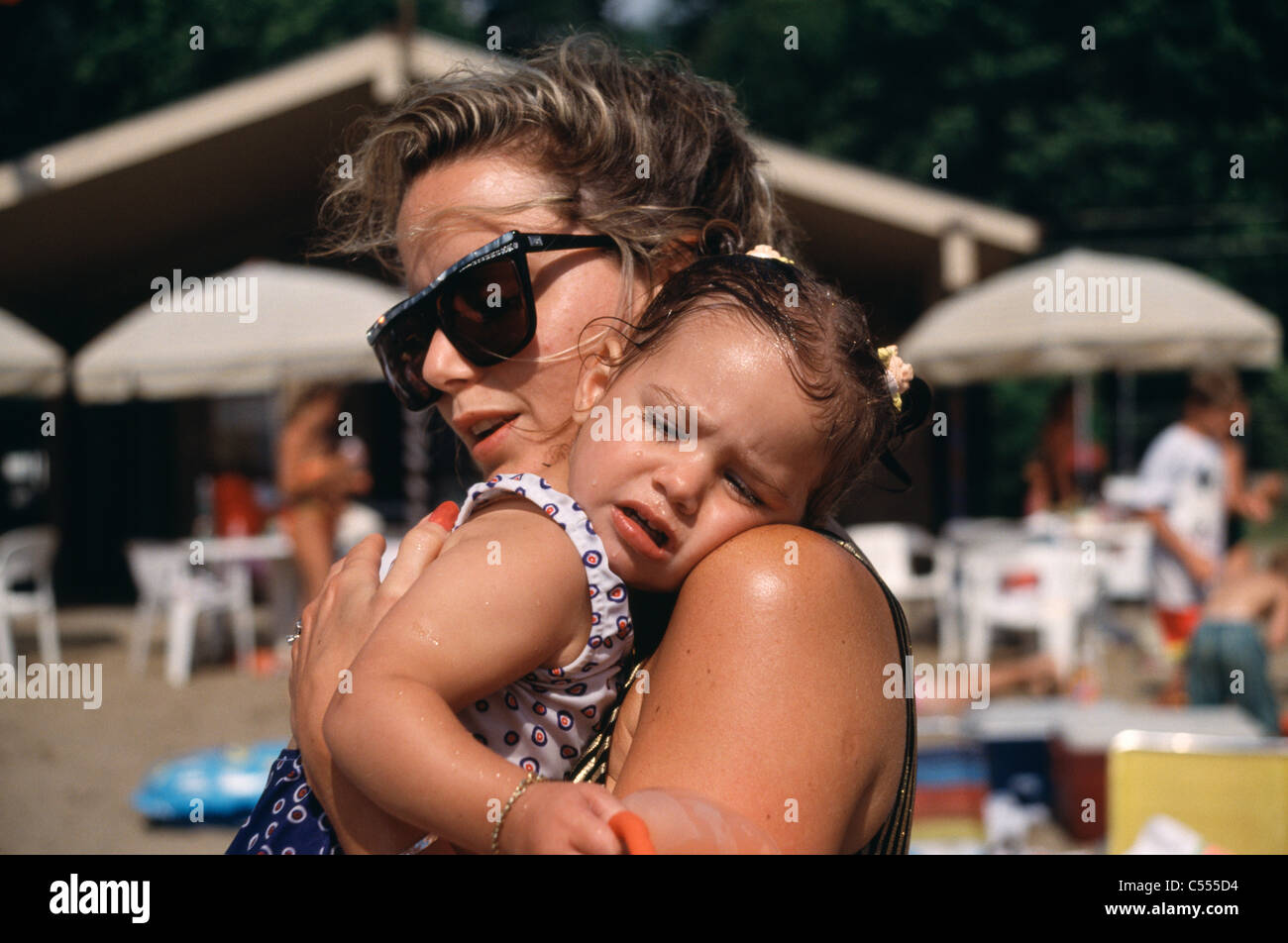 Close-up of a young woman consoler sa fille Banque D'Images