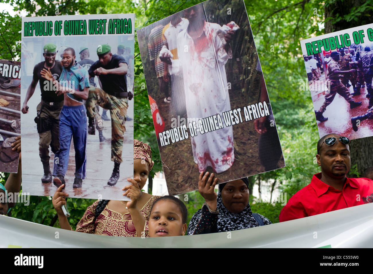 Les immigrés avec leurs enfants de la nation africaine de Guinée protester contre leur persécution alléguée par le gouvernement Banque D'Images