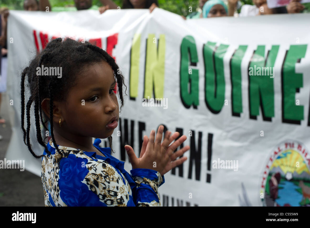 Les immigrés avec leurs enfants de la nation africaine de Guinée protester contre leur persécution alléguée par le gouvernement Banque D'Images