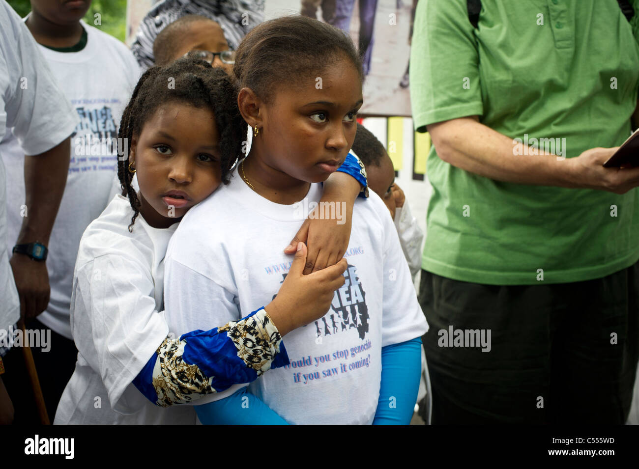 Les immigrés avec leurs enfants de la nation africaine de Guinée protester contre leur persécution alléguée par le gouvernement Banque D'Images