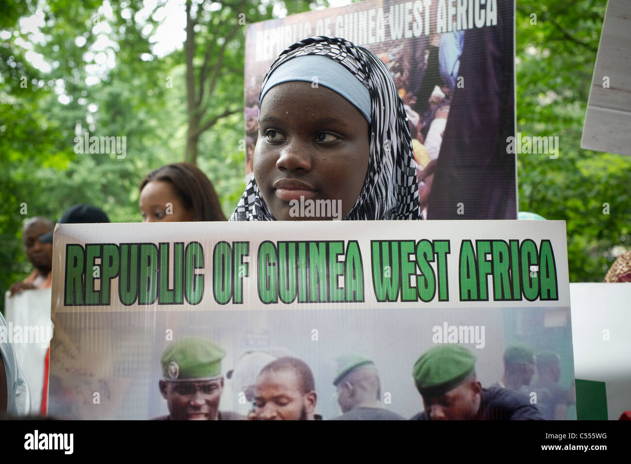 Les immigrés avec leurs enfants de la nation africaine de Guinée protester contre leur persécution alléguée par le gouvernement Banque D'Images