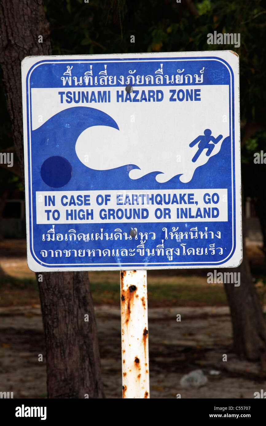 Zone de danger Tsunami le signe de danger sur l'île de Koh Poda, Krabi, Thaïlande Banque D'Images