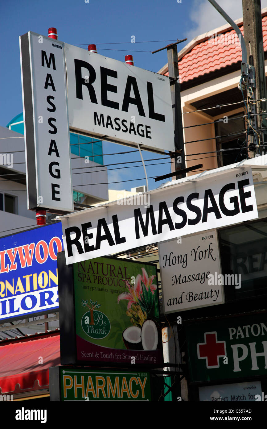 Boutiques, enseignes et publicité pour le massage dans la rue à Patong, Phuket, Thailand Banque D'Images