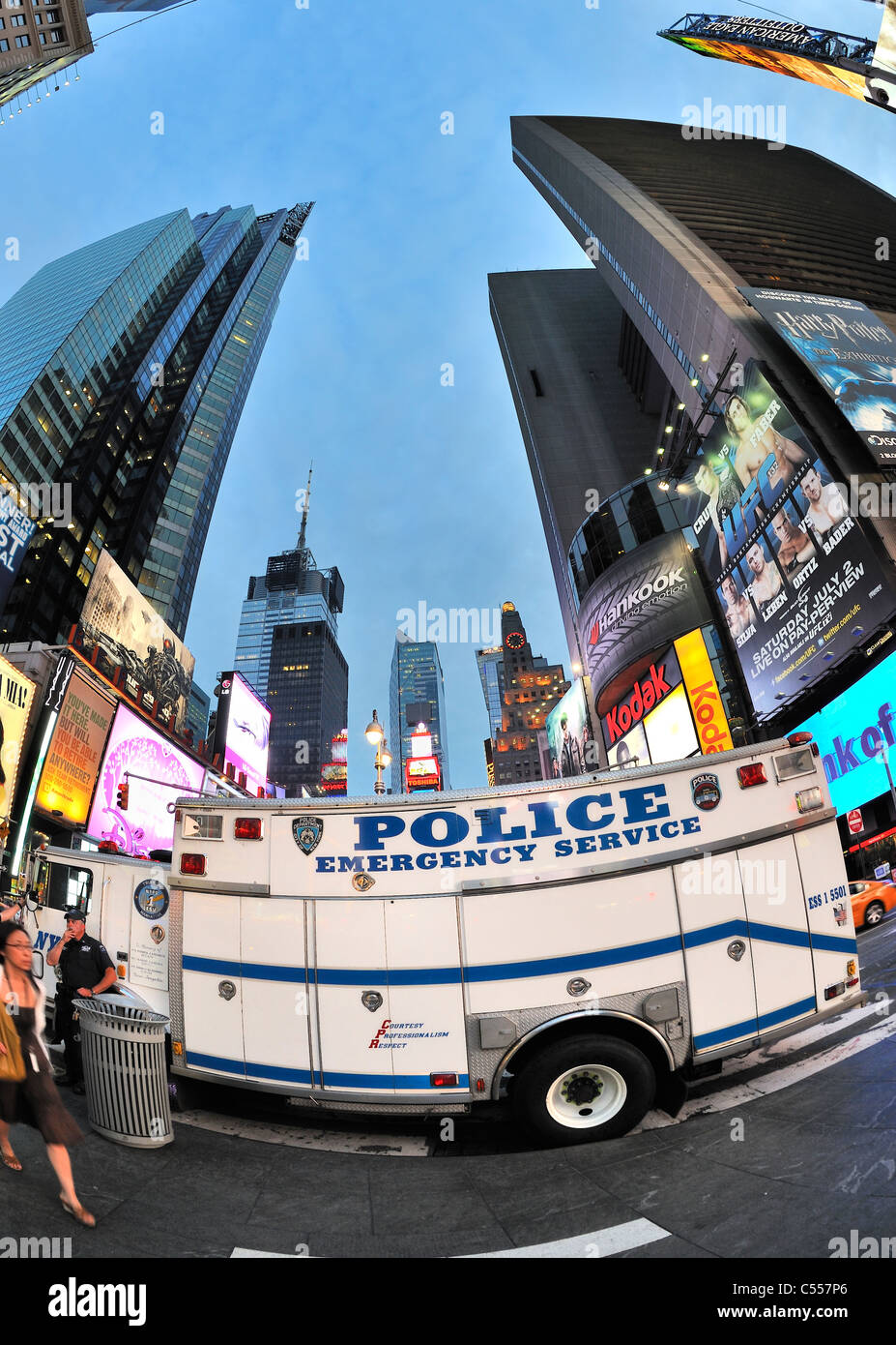 Times Square avec service d'urgence Police Truck garé, après que la police a ouvert une nouvelle zone à trafic de personnes de New York, 2011-06-27 (fisheye) Banque D'Images