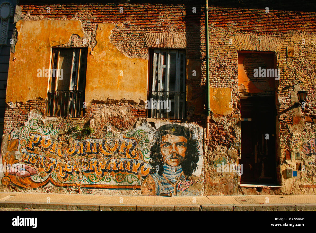 Fresque de Che Guevara sur un bâtiment ancien, San Telmo, Buenos Aires, Argentine Banque D'Images