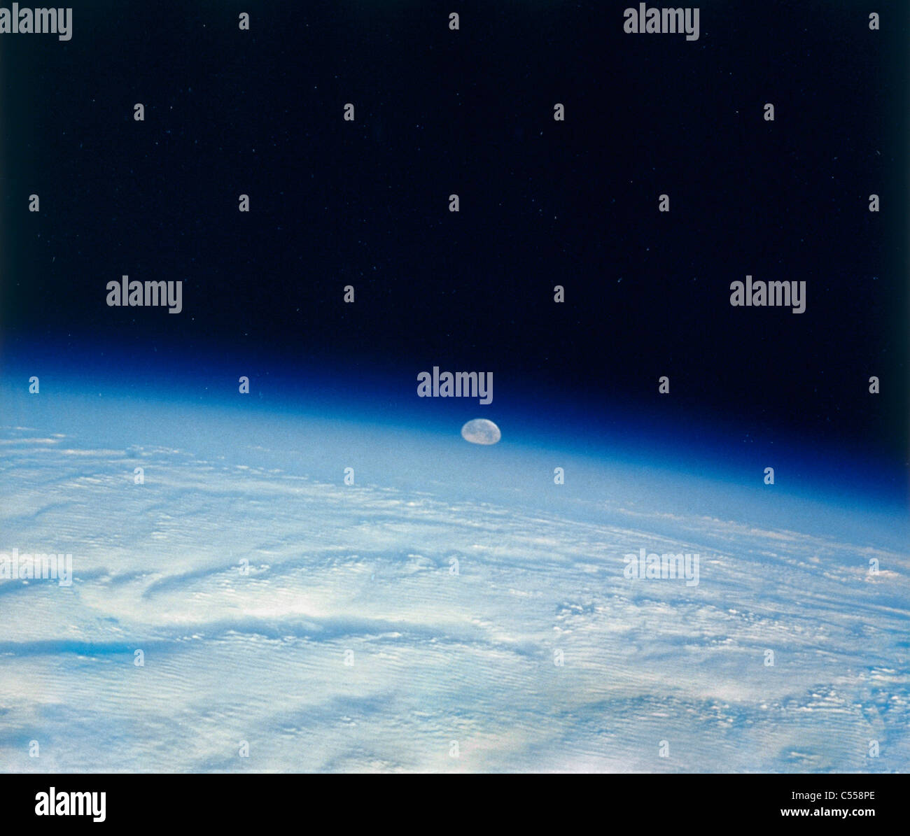 L'espace de tir système de tempête au début de l'étape de la formation avec lune en arrière-plan Banque D'Images