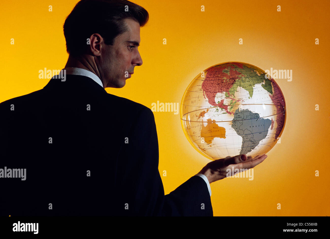 Businessman holding a globe Banque D'Images