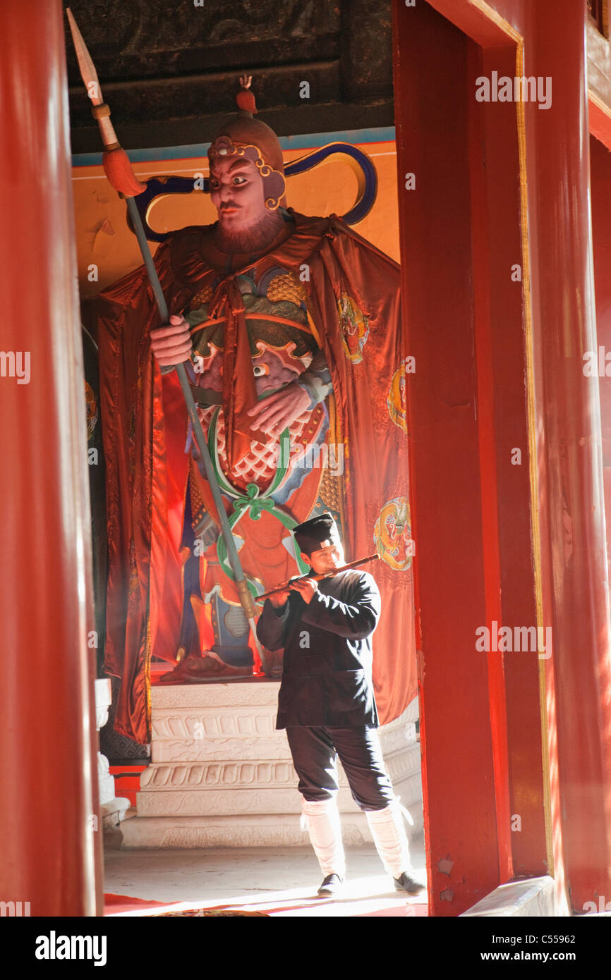 Moine taoïste chinois jouant de la flûte dans un temple, Temple Dongyue Beijing, Beijing, Chine Banque D'Images