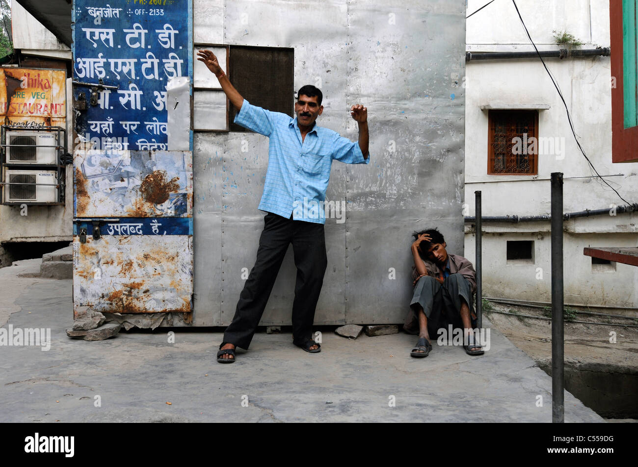 Les ivrognes à Uttarkashi, Inde Banque D'Images